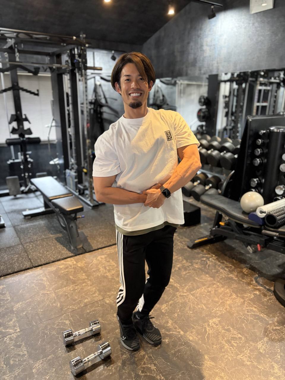 店内で笑顔の木下トレーナー